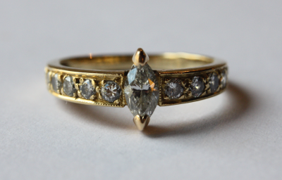 Bague en or jaune centrée d’un diamant navette 2