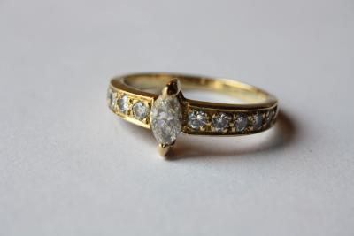 Bague en or jaune centrée d’un diamant navette 2