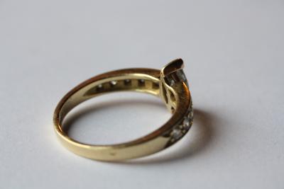 Bague en or jaune centrée d’un diamant navette 2