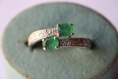 Bague croisée on or gris, émeraudes et diamants 2