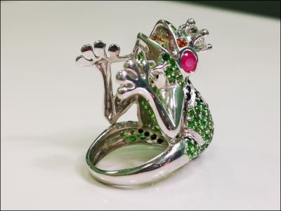 Froschring aus Silber und Natursteinen 2