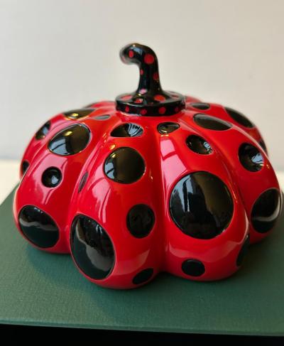 Yayoi KUSAMA  : Naoshima Pumpkin (Rouge et Noir) - Sculpture 2