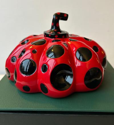 Yayoi KUSAMA  : Naoshima Pumpkin (Rouge et Noir) - Sculpture