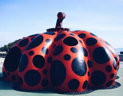 Yayoi KUSAMA  : Naoshima Pumpkin (Rouge et Noir) - Sculpture 2