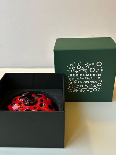 Yayoi KUSAMA  : Naoshima Pumpkin (Rouge et Noir) - Sculpture 2