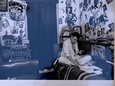 Anonyme - Johnny Hallyday dans sa chambre, 1961 - Deux tirages argentiques d’époque 2