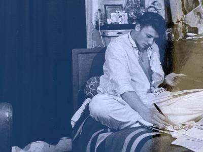 Anonyme - Johnny Hallyday dans sa chambre, 1961 - Deux tirages argentiques d’époque 2