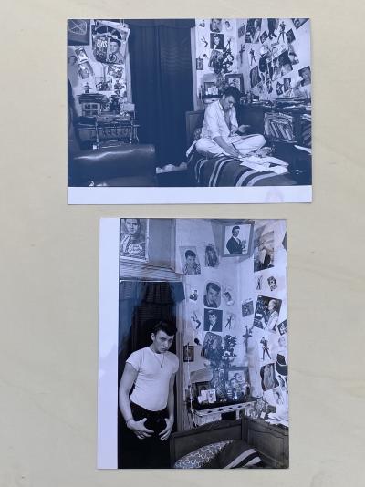 Anonyme - Johnny Hallyday dans sa chambre, 1961 - Deux tirages argentiques d’époque 2