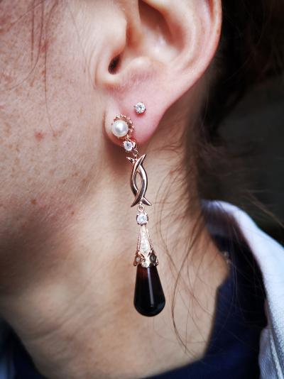 Paire de boucles d’oreilles perles de culture obsidiennes et diamants 2
