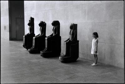 Elliott ERWITT - The Metropolitan Museum of Art. New York City, USA. 1988. - Affiche 2