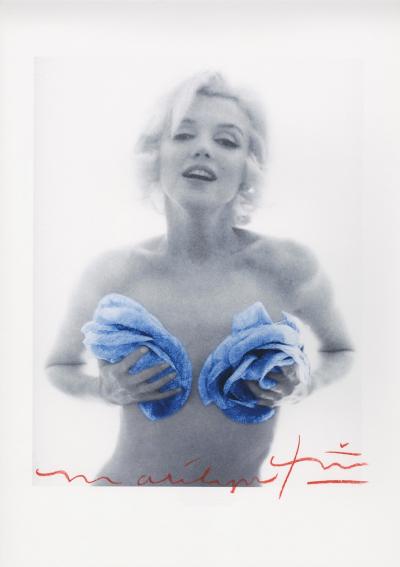 Bert STERN - Marilyn Monroe blue classic roses, 2011 - Photographie signée 2