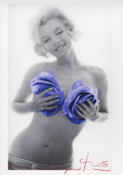 Bert STERN - Marilyn Monroe purple wink roses, 2012 - Photographie signée 2