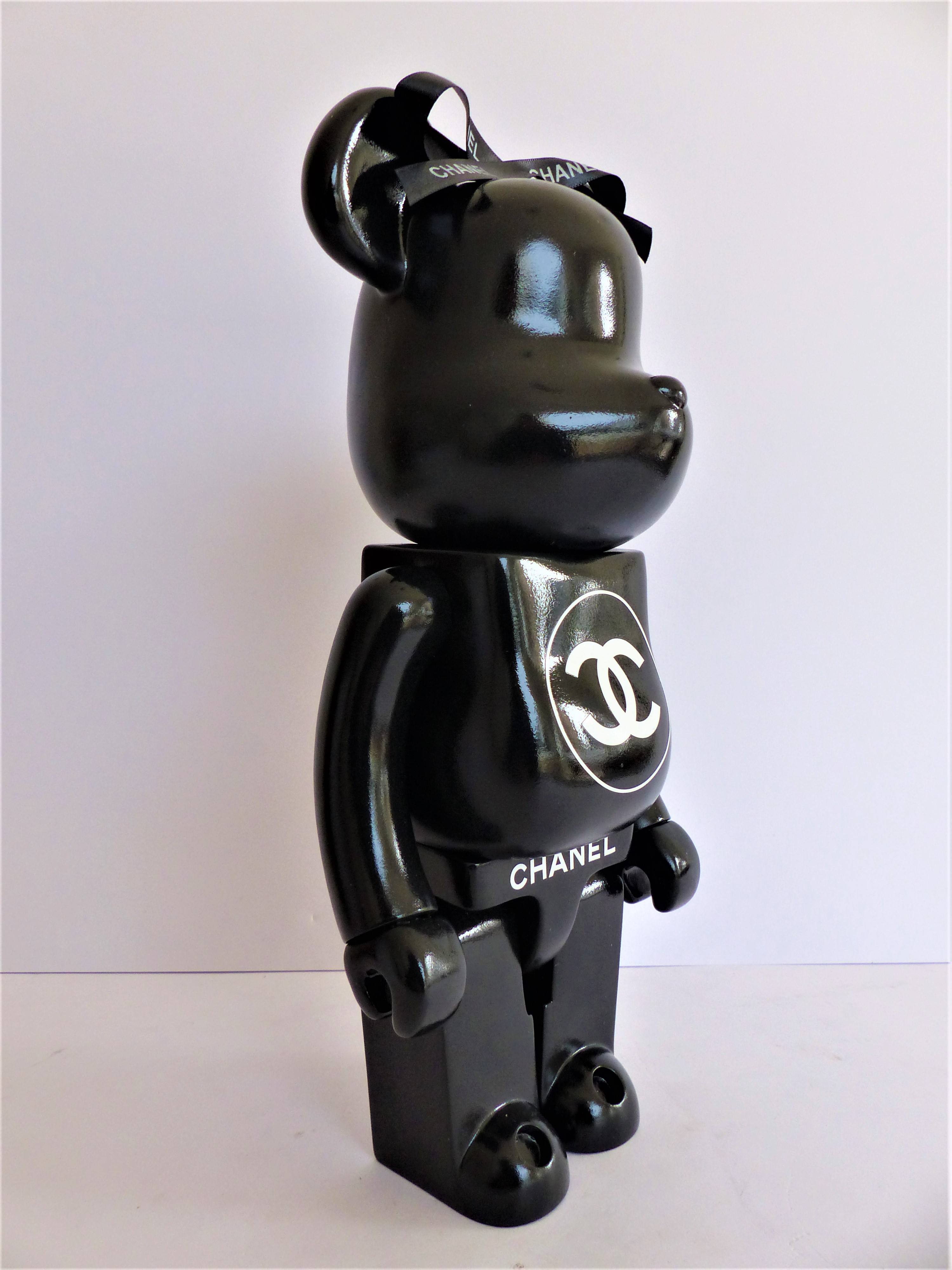 Contemporary Art - Mixed media on resin - Bearbrick Chanel Black - Vili