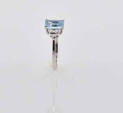 Bague or blanc ornée d’une Topaze rectangle 1,80 carats et de 6 diamants 2