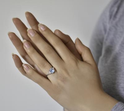 Bague or blanc ornée d’une Topaze rectangle 1,80 carats et de 6 diamants 2