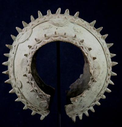 Côte d’Ivoire, Baoulé, Grand bracelet en bronze sur socle 2