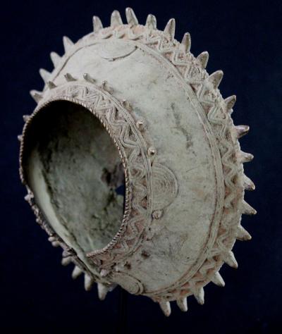Côte d’Ivoire, Baoulé, Grand bracelet en bronze sur socle 2