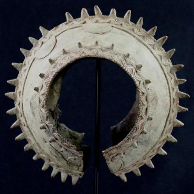 Côte d’Ivoire, Baoulé, Grand bracelet en bronze sur socle 2