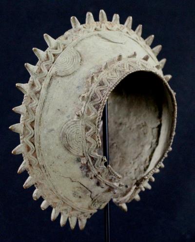 Côte d’Ivoire, Baoulé, Grand bracelet en bronze sur socle 2