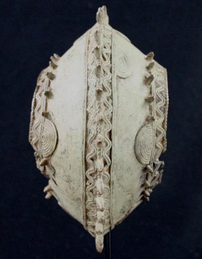 Côte d’Ivoire, Baoulé, Grand bracelet en bronze sur socle 2