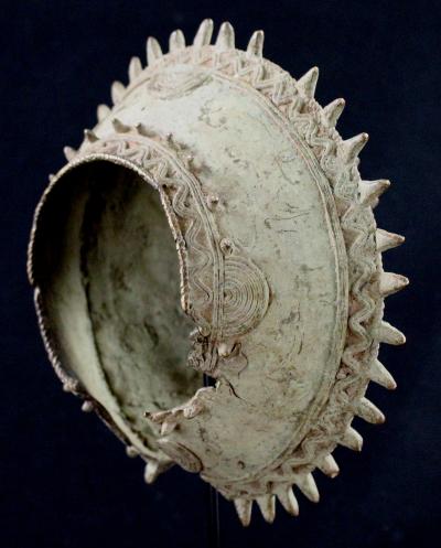 Côte d’Ivoire, Baoulé, Grand bracelet en bronze sur socle 2