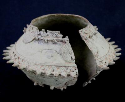 Côte d’Ivoire, Baoulé, Grand bracelet en bronze sur socle 2