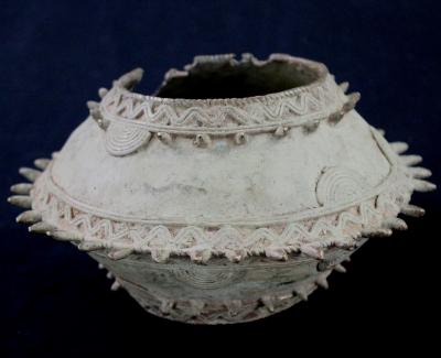 Côte d’Ivoire, Baoulé, Grand bracelet en bronze sur socle 2