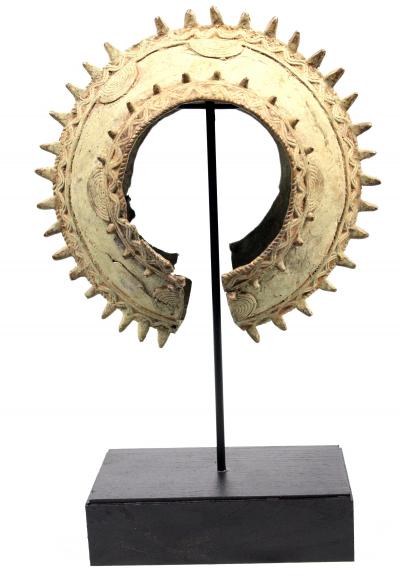 Côte d’Ivoire, Baoulé, Grand bracelet en bronze sur socle 2