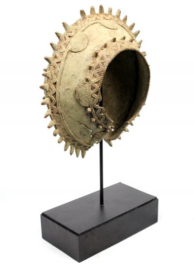 Côte d’Ivoire, Baoulé, Grand bracelet en bronze sur socle 2