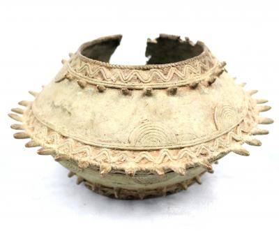 Côte d’Ivoire, Baoulé, Grand bracelet en bronze sur socle 2