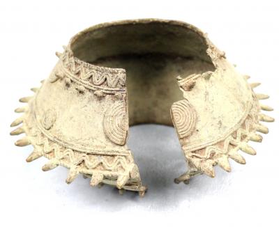Côte d’Ivoire, Baoulé, Grand bracelet en bronze sur socle 2