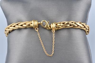 Bracelet en or jaune 18 carats, maille palmier. Fermoir anneau à ressort avec chaîne de securité. 2