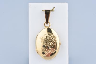 Pendentif cassolette en en or jaune 18 carats. Détail rose gravée. 2