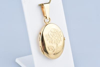 Pendentif cassolette en en or jaune 18 carats. Détail rose gravée. 2