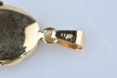 Pendentif cassolette en en or jaune 18 carats. Détail rose gravée. 2