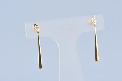 Boucles d’oreilles pendantes en or jaune 18 carats serties de 2 diamants ronds brillants de 0,01 ct chacun soit 0,02 ct au total. 2