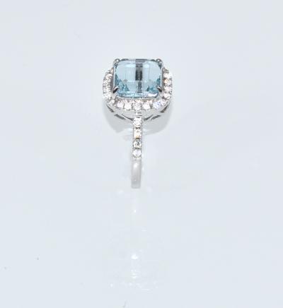 Bague or blanc carré aigue marine 3,72 carats et 38 diamants 0,49 carats 2