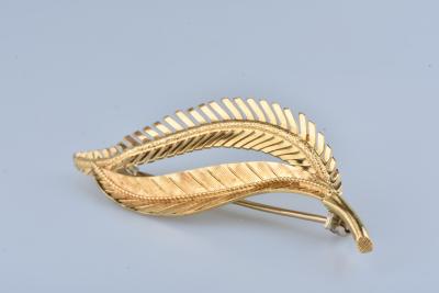 Broche en or jaune 18 carats en forme de plume 2