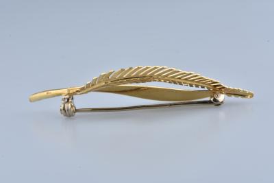 Broche en or jaune 18 carats en forme de plume 2