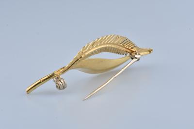 Broche en or jaune 18 carats en forme de plume 2