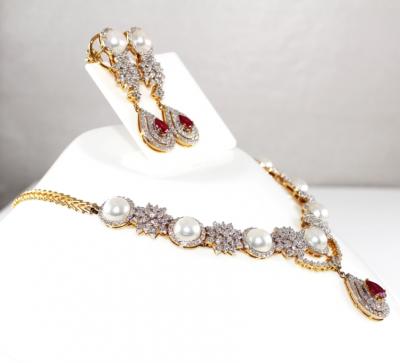 Collier de diamants, rubis et perles de style rétro en or jaune avec boucles d’oreilles longues assorties 2