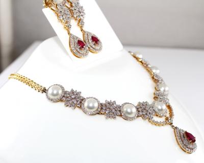 Collier de diamants, rubis et perles de style rétro en or jaune avec boucles d’oreilles longues assorties 2