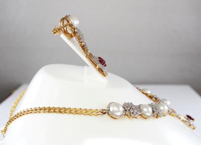 Collier de diamants, rubis et perles de style rétro en or jaune avec boucles d’oreilles longues assorties 2
