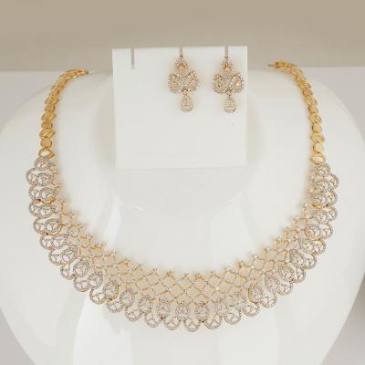 Collier diamant en or jaune avec boucles d’oreilles pendantes 2