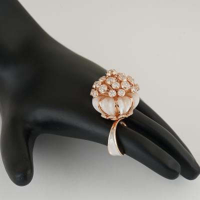 Bague en or rose avec diamant cocktail et nacre 2