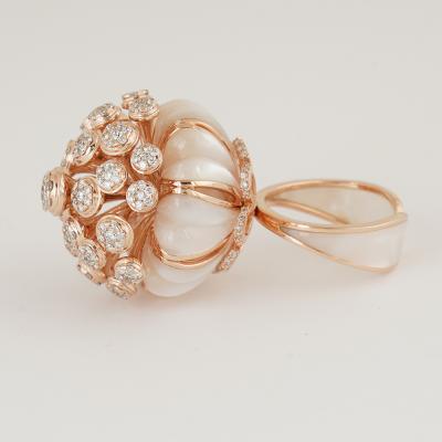Bague en or rose avec diamant cocktail et nacre 2