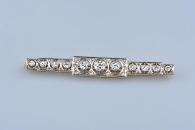 Broche en or blanc et or jaune 18 carats sertie de 11 diamants ronds brillants de 1,55 ct au total soit 0,14 ct chacun. 2