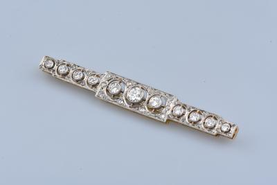 Broche en or blanc et or jaune 18 carats sertie de 11 diamants ronds brillants de 1,55 ct au total soit 0,14 ct chacun. 2
