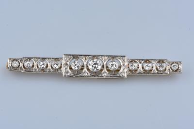 Broche en or blanc et or jaune 18 carats sertie de 11 diamants ronds brillants de 1,55 ct au total soit 0,14 ct chacun. 2