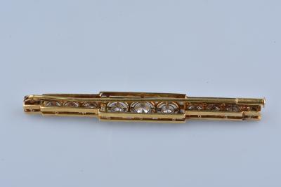 Broche en or blanc et or jaune 18 carats sertie de 11 diamants ronds brillants de 1,55 ct au total soit 0,14 ct chacun. 2